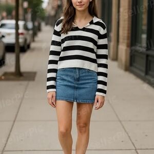 Moon & Madisen Black White Striped Cropped Sweater Size S